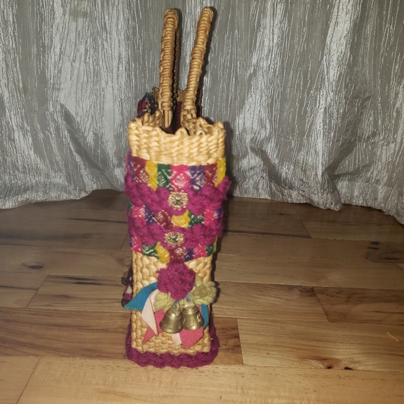 Vintage Handmade Woven Straw Purse with boy/girl dolls on front bells on side - Picture 4 of 10